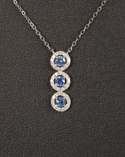 Collier Trilogie en or blanc 750°/.(18K)...
