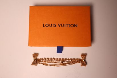 LOUIS VUITTON. Broche en métal doré. Boî...