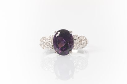 Bague en or gris sertie d'une améthyste ovale...