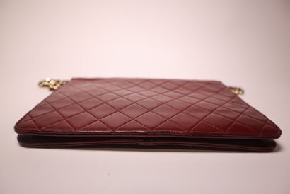 CHANEL. Sac plat en cuir agneau matelassé...