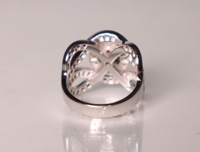 Bague croisée en or gris ornée d'un diamant...
