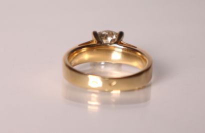 Bague solitaire en or jaune ornée d'un diamant...