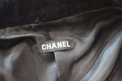 CHANEL. Veste blaser en velours noir et chaîne...