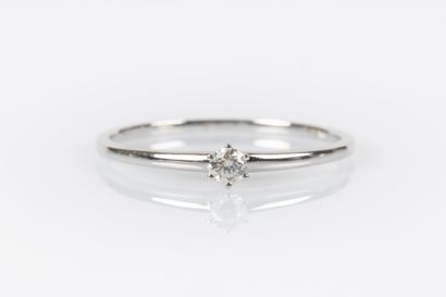 Bague solitaire en or gris orné d'un diamant....