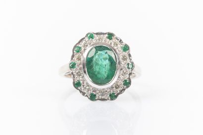 Bague marguerite en or gris ornée d'une émeraude...