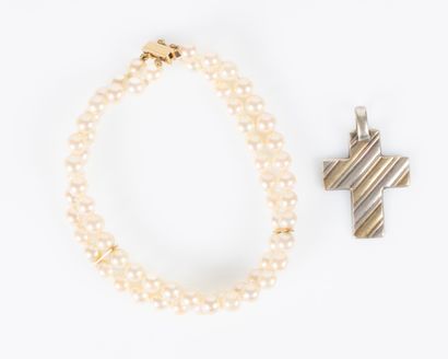 Un lot comprenant un bracelet en perles de...