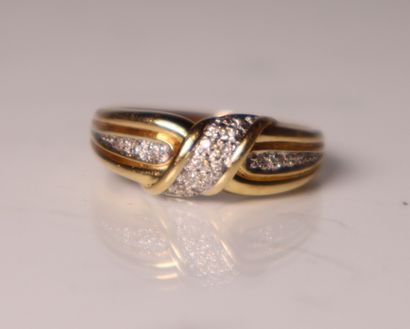 Yellow gold ring with small diamond roses....