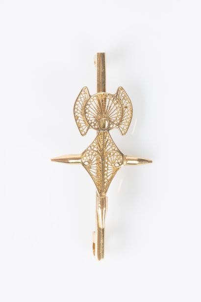 Yellow gold brooch decorated with a filigree...