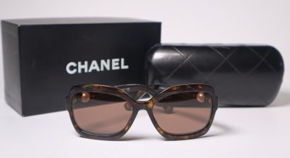 CHANEL. Paire de lunettes de soleil avec...