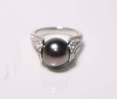 White gold ring set with 18 diamonds and...