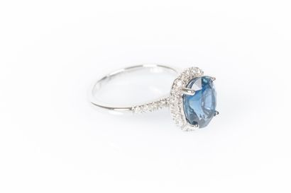Bague en or blanc 750°/.(18K) 4g50 ornée...