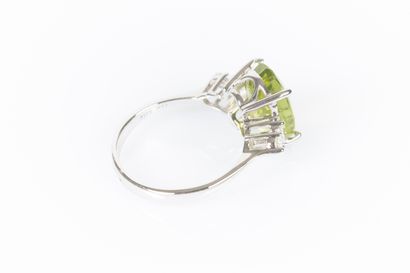 Bague en or blanc 750°/.(18K) 3g60 sertie...
