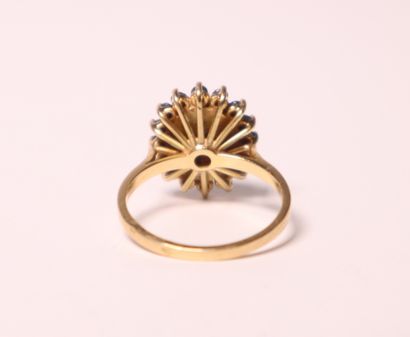 Bague marguerite en or jaune ornée de 10...