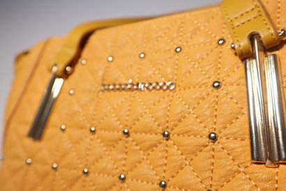 ROCCO BAROCCO. Sac en cuir couleur safran....