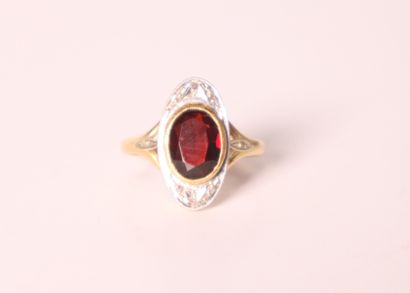 Bague en or jaune ornée d'un grenat. 2,90g...
