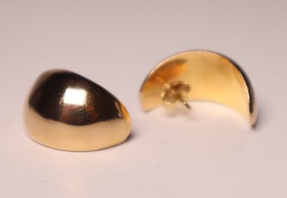 Paire de boucles d'oreilles en or jaune....