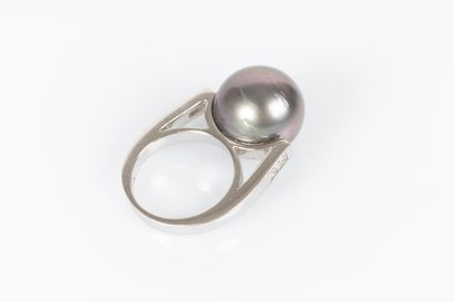Bague en or gris 18K 750 millièmes ornée...