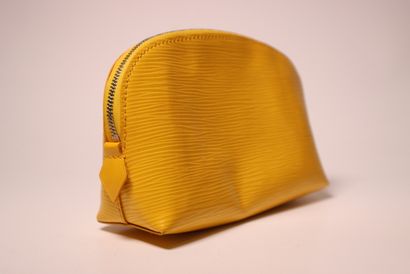 LOUIS VUITTON. Pochette en cuir jaune.