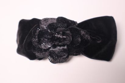 CHANEL. Barrette à cheveux en velours noir....