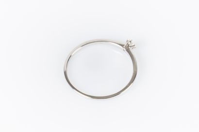 Bague solitaire en or gris orné d'un diamant....