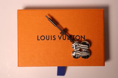 LOUIS VUITTON. Broche en métal à décor d'une...