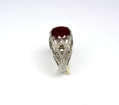 Bague joaillerie en or blanc centrée d'un...