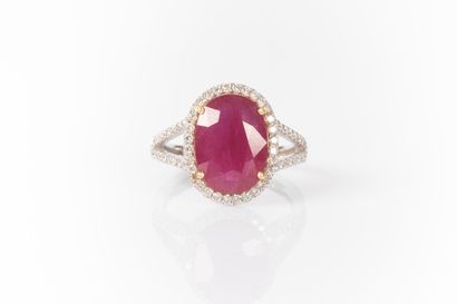 Bague en or de deux tons sertie d'un rubis...