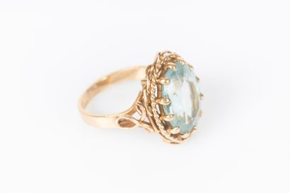 Bague en or jaune sertie d'aigue marine....