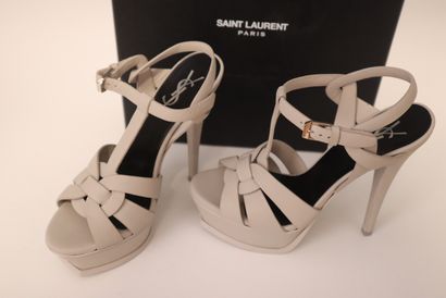 SAINT LAURENT. Paire d'escarpins en cuir...