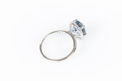 Bague en or blanc 750°/.(18K) 4g50 ornée...