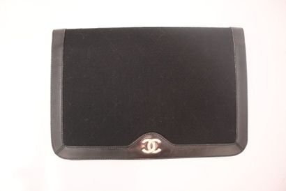 CHANEL. Pochette modèle Tiemless, en cuir...