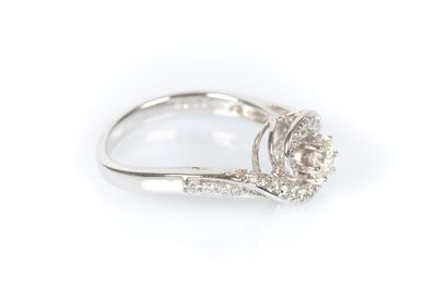 Bague or blanc 750°/.(18K) 4g05, sertie d'un...