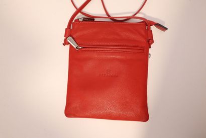 EXAGONA. Sac pochette en cuir rouge. Dust...
