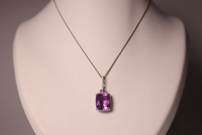 Pendentif en or gris ornée d'un améthyste...
