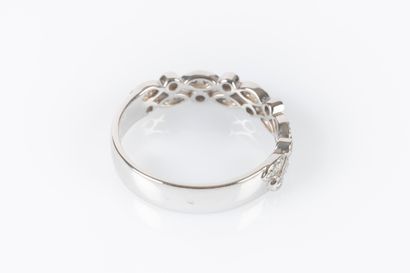 Alliance en or gris ornée de pavage diamant....