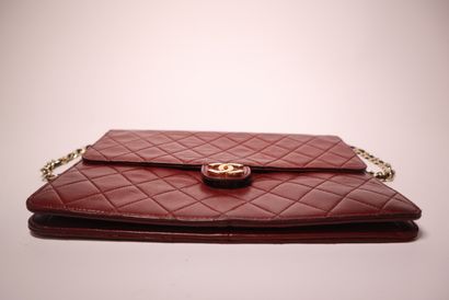 CHANEL. Sac plat en cuir agneau matelassé...