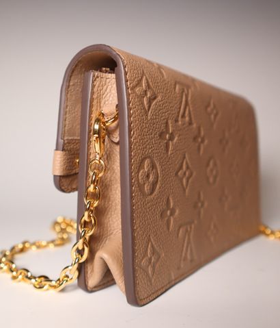 LOUIS VUITTON. Sac VAVIN BB en cuir grainé...