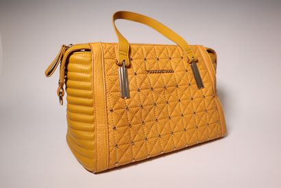 ROCCO BAROCCO. Sac en cuir couleur safran....