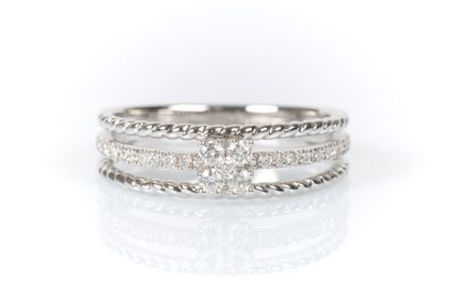 Bague en or blanc 750°/.(18K) 3g65 sertie...
