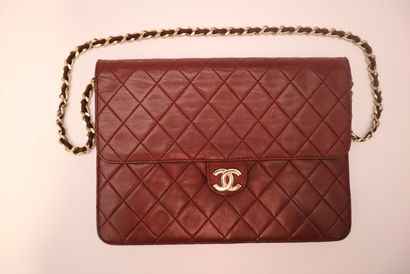 CHANEL. Sac plat en cuir agneau matelassé...