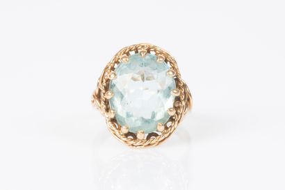 Bague en or jaune sertie d'aigue marine....