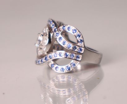 Bague croisée en or gris ornée d'un diamant...