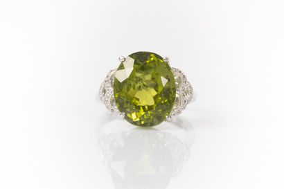 Bague en or gris sertie d'un péridot ovale...