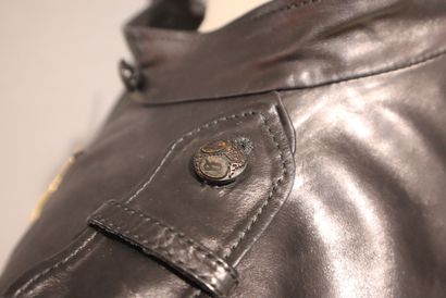 GUCCI. Blouson cintré en cuir noir avec ceinture....