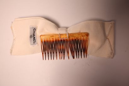 CHANEL. Peigne à cheveux à décor d'un noeud...