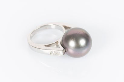 Bague en or gris 18K 750 millièmes ornée...