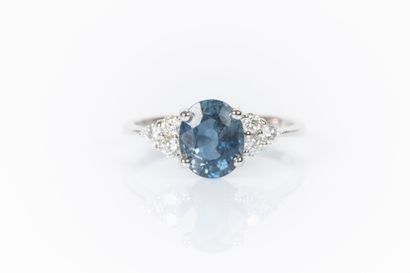 Bague en or blanc 750°/.(18K) 2g65 sertie...