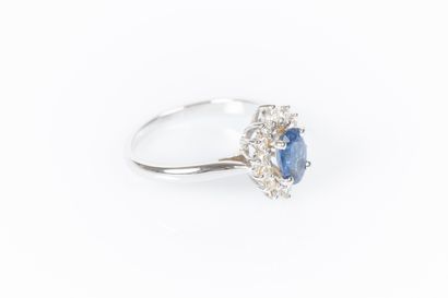 Bague marguerite en or blanc 750°/.(18K)...