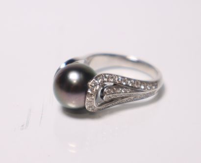 White gold ring set with 18 diamonds and...