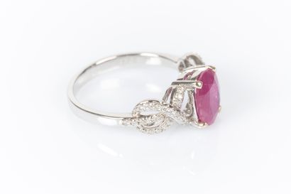 3g75 white gold intertwined ring, set with...
